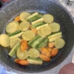 na patelni smażą się pokrojone warzywa