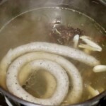 biała kiełbaska gotuje się w garnku