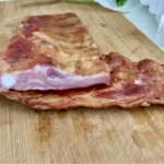 wędzonka na desce kuchennej