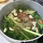 wędzonka gotuje się w garnku z warzywami