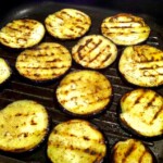 plastry bakłażana grillują się na patelni