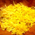 starty oscypek w drewnianej misce