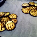 grillowane plastry bakłażana rozłożone na papierze do pieczenia