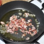 na patelni smaży się drobno pokrojony boczek