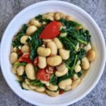 Biała fasolka z boczkiem i szpinakiem