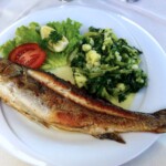 Blitva z ziemniakami przysmak chorwacki oraz labraks z grilla na talerzu