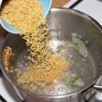 do garnka z gorącą wodą wrzucany jest bulgur