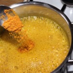 w garnku gotuje się bulgur, do którego wsypywana jest mielona kurkuma