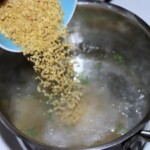 sypanie bulguru do garnka z wrzącą wodą