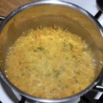 w garnku gotuje się bulgur