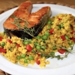 Bulgur z warzywami na talerzu z łososiem smażonym