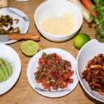 burrito z kurczakiem awokado i serem w trakcie przygotowania