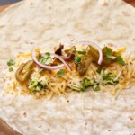 burrito z kurczakiem awokado i serem w trakcie przygotowania