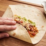burrito z kurczakiem awokado i serem w trakcie przygotowania