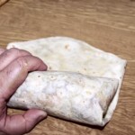 burrito z kurczakiem awokado i serem w trakcie przygotowania