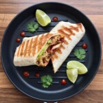 burrito z kurczakiem awokado i serem