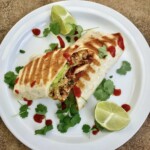 burrito z kurczakiem awokado i serem podane na talerzu