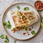 burrito z kurczakiem awokado i serem podane na talerzu