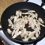 na patelni smaży się mięso z kurczaka