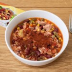 sałatka meksykańska z tuńczykiem doprawiona przyprawą do chilli con carne