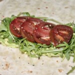burrito z tuńczykiem i warzywami w trakcie przygotowania