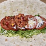 burrito z tuńczykiem i warzywami w trakcie przygotowania