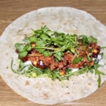 burrito z tuńczykiem i warzywami w trakcie przygotowania