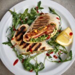 burrito z tuńczykiem i warzywami podane na talerzu