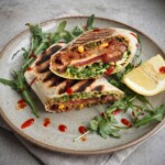burrito z tuńczykiem i warzywami podane na talerzu