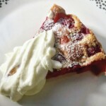 Clafoutis ciasto z wiśniami kawałek podany z lodami