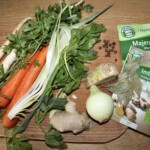 w garnku gotuje się rosół z kurczaka