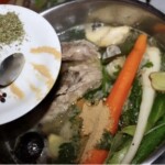 w garnku gotuje się rosół z kurczaka