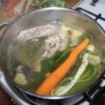 w garnku gotuje się rosół z kurczaka