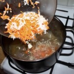 wrzucanie startych warzyw korzeniowych do rosołu