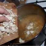 Flaczki z kurczaka z imbirem i majerankiem w misce