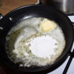 na patelni przygotowywana jest zasmażka