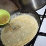 na patelni przygotowywana jest zasmażka