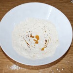 przygotowanie ciasta na flammkuchen podpłomyk