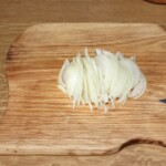 pokrojona w piórka cebula do flammkuchen