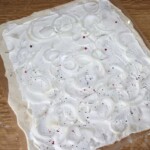 flammkuchen po alzacku podpłomyk w trakcie przygotowania