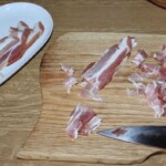 krojenie plastrów boczku surowego wędzonego