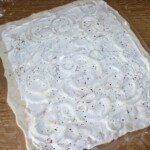 Flammkuchen alzacki podpłomyk z boczkiem przed pieczeniem