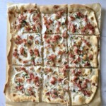 Flammkuchen alzacki podpłomyk z boczkiem po upieczeniu