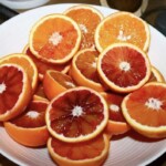 pomarańcze czerwone przekrojone na połowę na talerzu