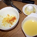 wyciśnięty sok z pomarańczy w wyciskarce