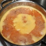 Galaretka z pomarańczy w dużym garnku