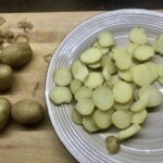 ugotowane i pokrojone w plasterki ziemniaki na talerzu