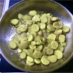 na patelni smażą się plasterki ziemniaków