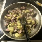 Grostl tyrolskie jadło smaży się na patelni