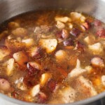 gulasz z kurczaka z frankfurterkami gotuje się w garnku